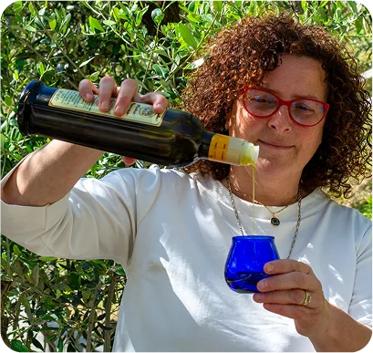 Antonella versa l'olio